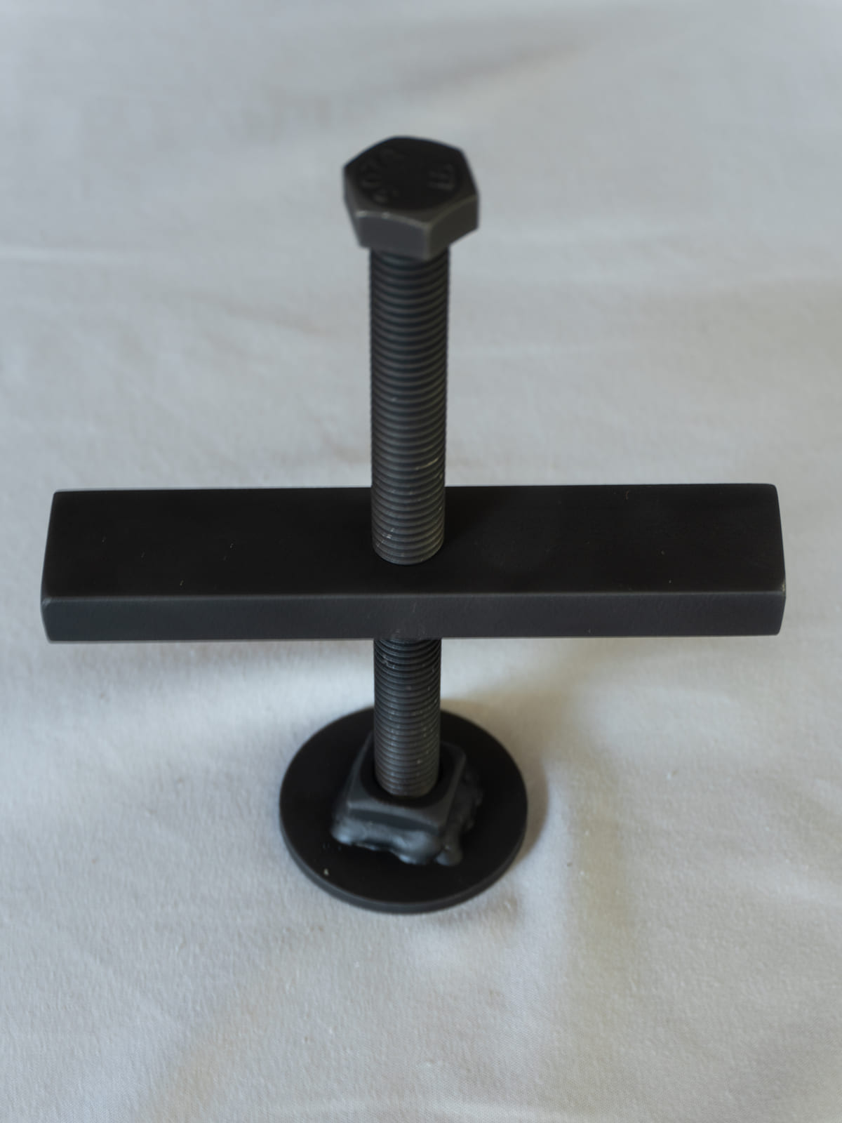 The HubPop upright, showing the bolt, spoke arm and rotor cap